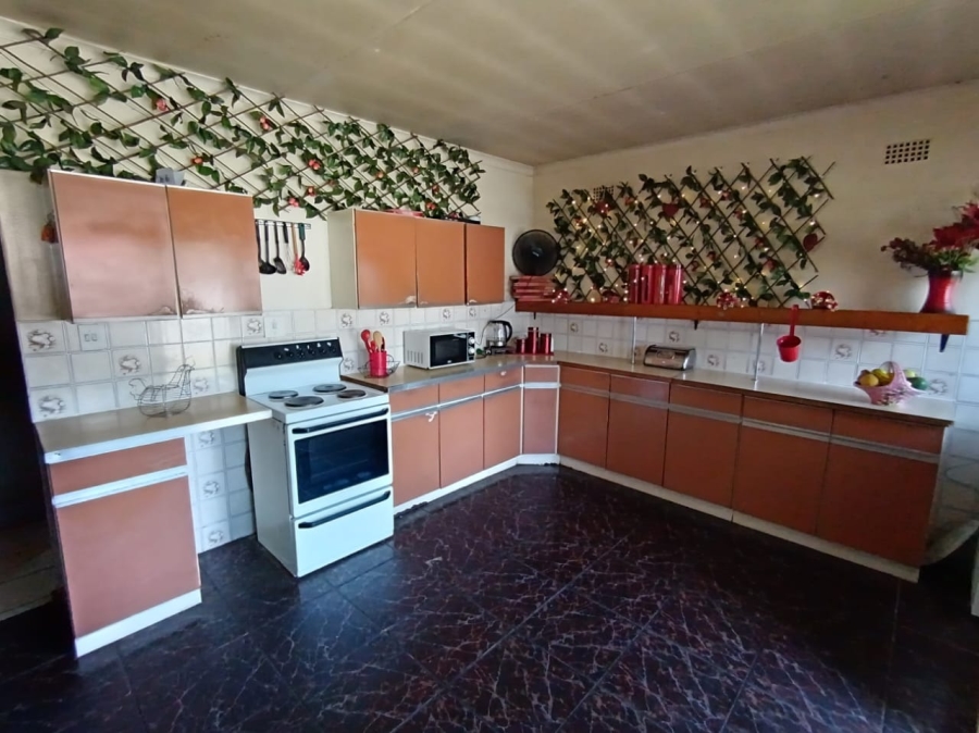 5 Bedroom Property for Sale in Oos Einde North West